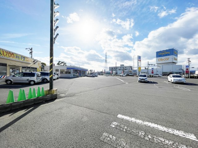 徳島市川内町加賀須野の店舗事務所の駐車場