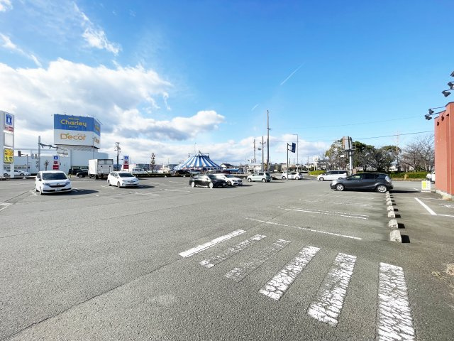 徳島市川内町加賀須野の店舗事務所の駐車場