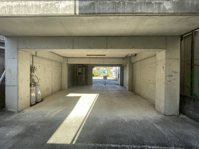 高知市高須貸家２棟の駐車場|１F駐車場西棟
駐車場は
３台可能