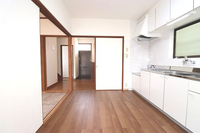 高知市高須貸家２棟のキッチン|西側　お料理しやすいキッチンです