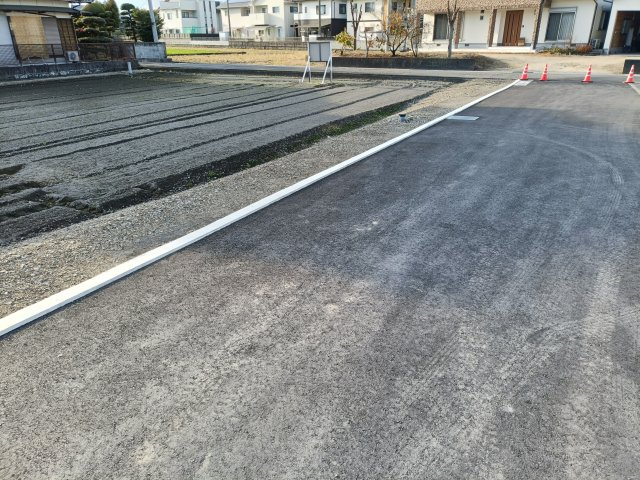西条市吉田分譲の前面道路含む現地写真