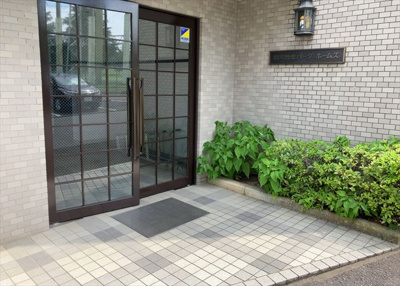 【エントランス】 | 相武台北パークホームズ | マンションのエントランスには、もともと風よけや防犯の役割がありますが、マンションによって宅配ボックスなどの設備が備わっている所もあります。日々の生活をイメージしながら生活しやすさをチェックしましょう。