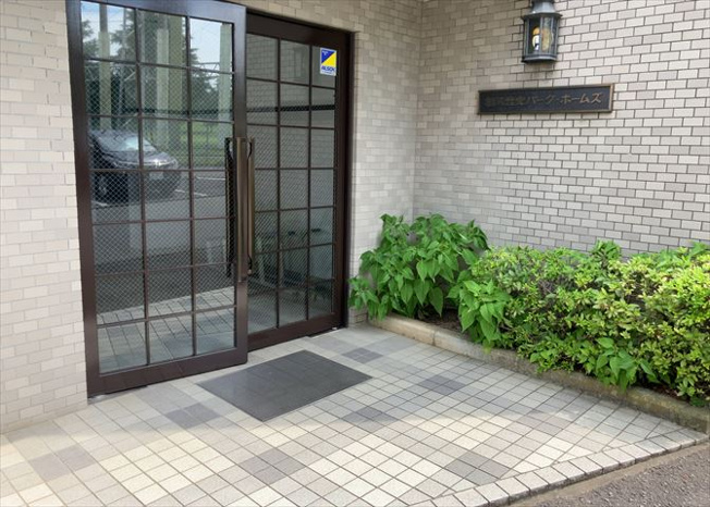 【エントランス】 | 相武台北パークホームズ | マンションのエントランスには、もともと風よけや防犯の役割がありますが、マンションによって宅配ボックスなどの設備が備わっている所もあります。日々の生活をイメージしながら生活しやすさをチェックしましょう。