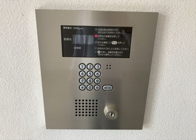 【防犯設備】 | 相武台北パークホームズ | 室内の防犯設備もチェックしましょう！モニター付きインターホンが設置されているか、防犯シャッターが設備されているか、ベランダに人が上がってきにくい高さかなどチェックしておくと入居後も安心できるでしょう。
