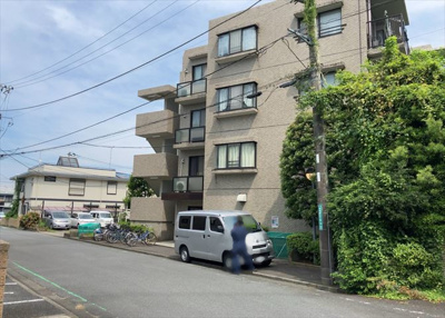 【外観】 | 相武台北パークホームズ | 隣家の土地はどうなっているのか、生活利便施設が近くにあるのか、学校まで近いかなど、お客様のライフスタイルにあわせたイメージが重要です。また、近くにあると困る施設が近くにないかも確認するといいでしょう。