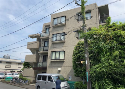 【現況写真】 | 相武台北パークホームズ | 眺望の良さを楽しめるダイニングキッチンで家族団らんの時間を過ごしてはいかがでしょうか。バルコニーから見える景色を家族で眺める時間は、時間が経つのを忘れてしまいそうですね。是非、現地を見に行きましょう！