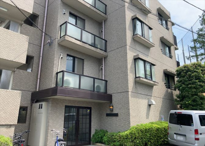 【現況写真】 | 相武台北パークホームズ | 道幅が広い場所は日当たりや風通が良好です。幅が広いのですれ違いも可能ですし大きな車でも駐車可能！一方で、大型車が通ることも多くなるため交通量の増加により騒音に繋がります。また土地の値段が高くなります。