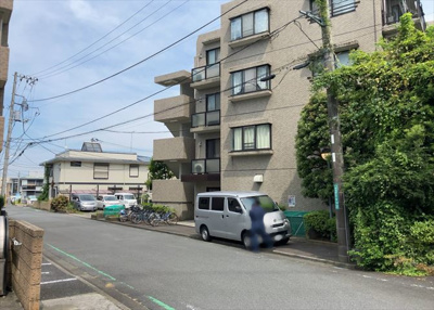 【外観】 | 相武台北パークホームズ | 外観はマンション管理がされているかの目安になります。築年数が古いと、壁面は劣化してひび割れが生じることも！建物が古びていても細かいところが修繕されていると、きちんと管理されているなぁと感じるでしょう。