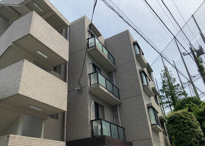 【バルコニー】 | 相武台北パークホームズ | 一般的なバルコニーは、奥行1.5ｍ程ですが、ワイルドバルコニーは2ｍまで広がっています。そのため洗濯物の間隔をあけ干すことができ、乾きやすいというメリットや、ガーデニングが楽しめる等の特徴があります。