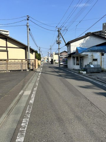 八戸市柏崎1丁目の前面道路含む現地写真