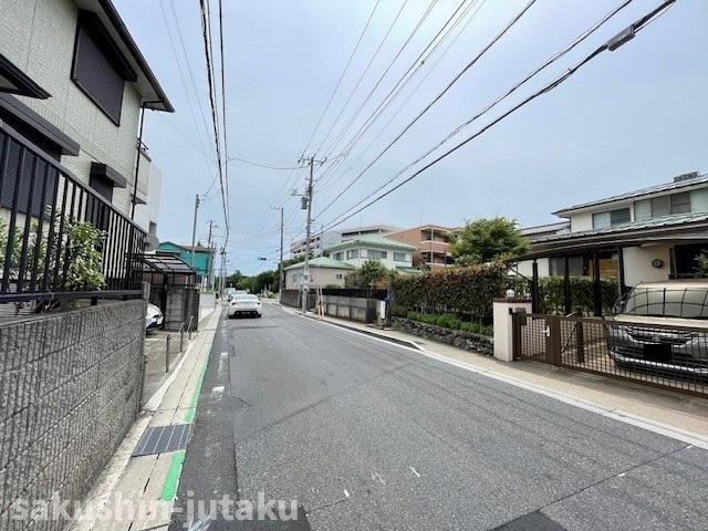 津田沼１丁目　売地の前面道路含む現地写真|津田沼１丁目　約７３坪の整形地　建築条件無し　更地渡し　東側８ｍ公道面