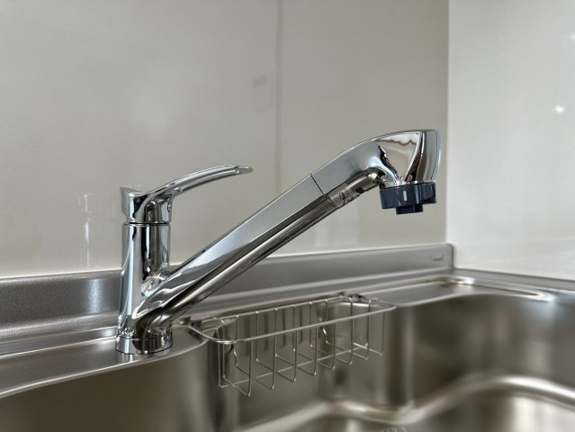 東浦マンションのキッチン|いつでもお好みの温度のお湯が出るシングルレバー水栓