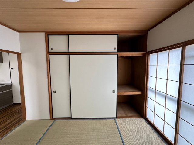 東浦マンションの収納|出し入れのしやすい押入。布団や座布団などの収納の便利です。