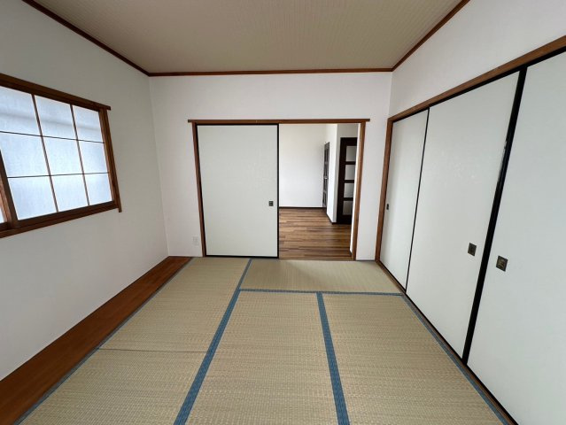 東浦マンションの和室|【南側・和室】
DKに隣接した和室。客間としても寝室にしても用途に合わせて活用できます◎