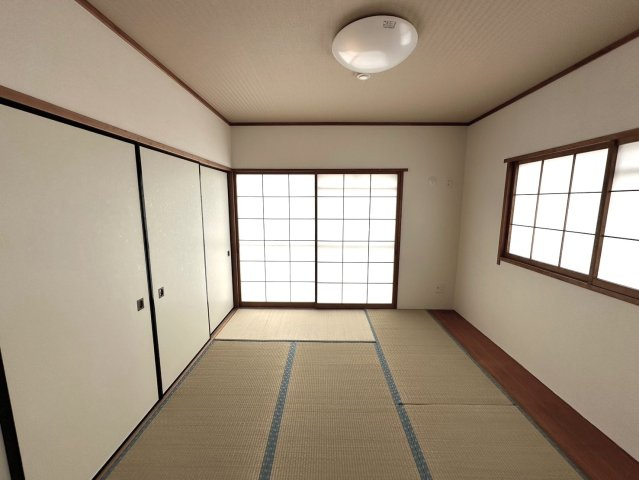 東浦マンションの和室|【南側・和室】
板の間の付いたゆとりの和室