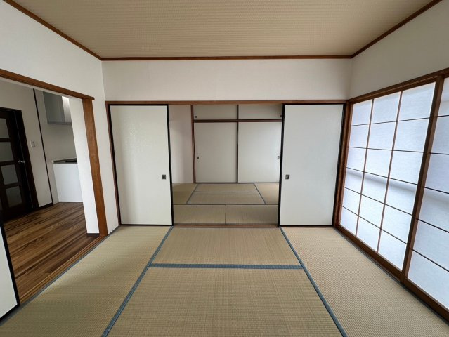 東浦マンションの和室|【南側・和室】
和室の多い間取りです。小さなお子さまにはフローリングよりもやわらかい畳の方が安心です