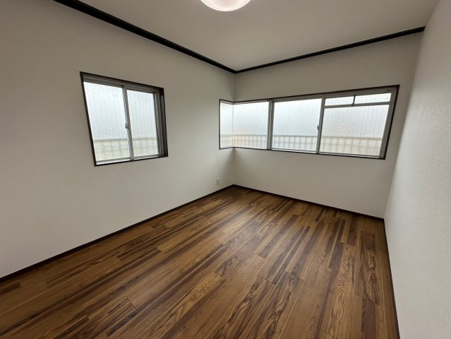 東浦マンションの洋室|【北側・洋室】
大きな窓からたっぷりと陽光が注がれる明るい空間