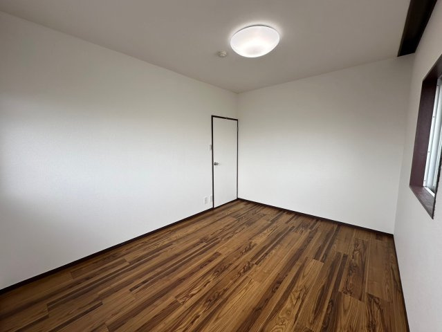 東浦マンションの洋室|【北側・洋室】
木の温もりがやさしいフローリング