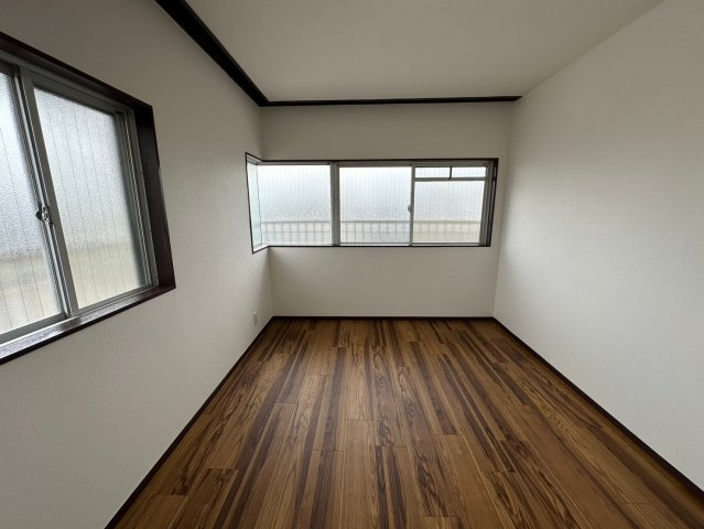 東浦マンションの洋室|【北側・洋室】
窓からたっぷりと陽光が注がれる明るく快適なプライベート空間となっています。