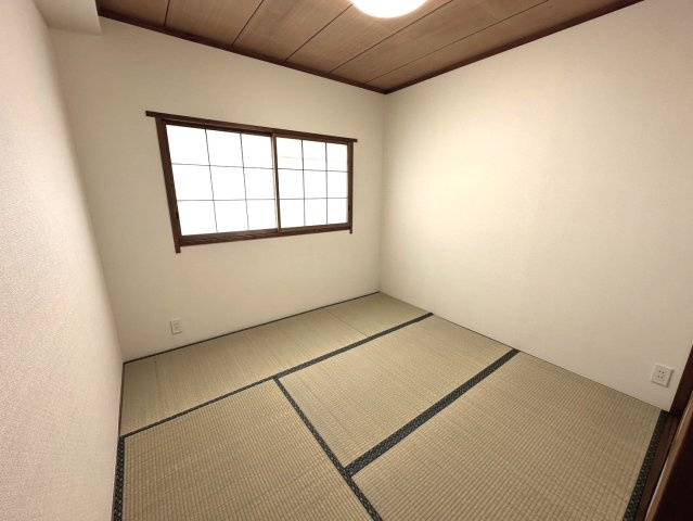 東浦マンションの和室|【北側・洋室】
大きな窓があり、明るい空間で自分だけの時間をゆっくり過ごせそうですね