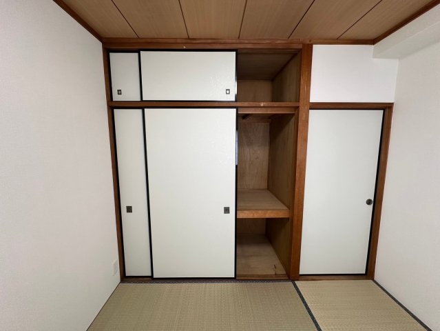 東浦マンションの収納|出し入れのしやすい押入。布団や座布団などの収納の便利です。