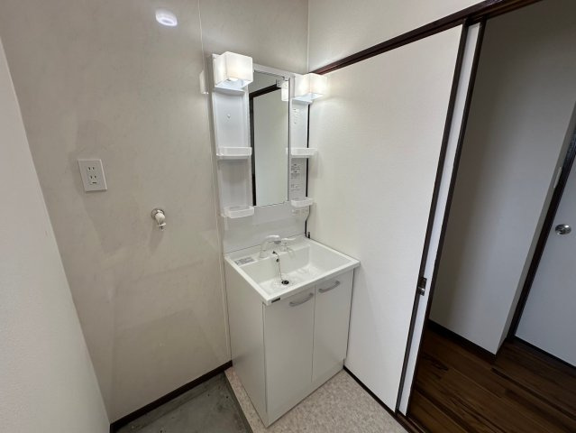 東浦マンションの独立洗面台|清潔感溢れるスタイリッシュなデザインの洗面化粧台