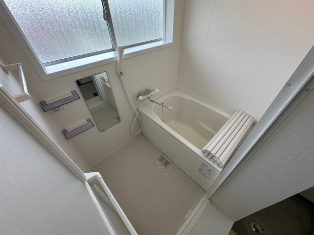 東浦マンションの浴室|浴室には窓が設けており換気がしやすいです