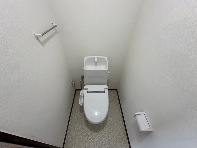 東浦マンションのトイレ|清潔感溢れるトイレ。落ち着いた空間で安らぎの空間をお過ごしいただけます。