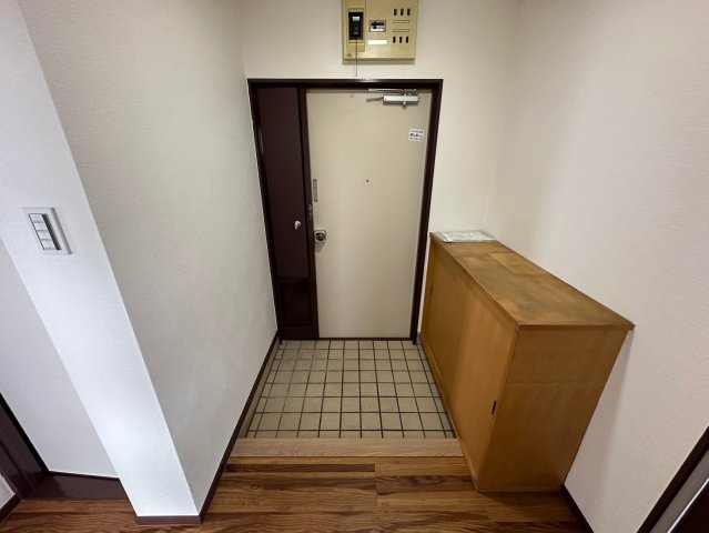 東浦マンションの玄関|清潔感のある明るい玄関です