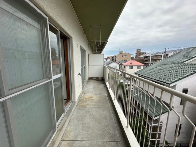 東浦マンションのバルコニー|陽射しが差し込む明るくて、広くて使いやすいバルコニーです！