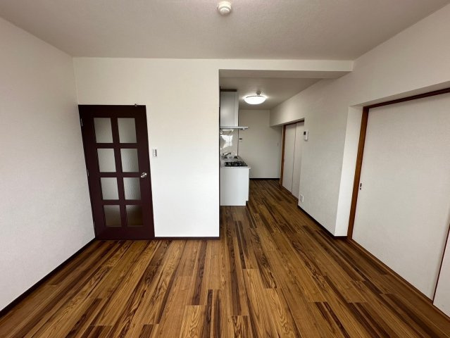 東浦マンションのキッチン|DKには大きめのダイニングテーブルも設置可能。