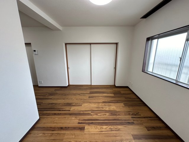 東浦マンションのダイニング|ナチュラルな木目調の床から木のぬくもりを感じられる広々としたダイニング