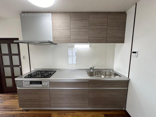 東浦マンションのキッチン|大容量の収納付きシステムキッチン♪