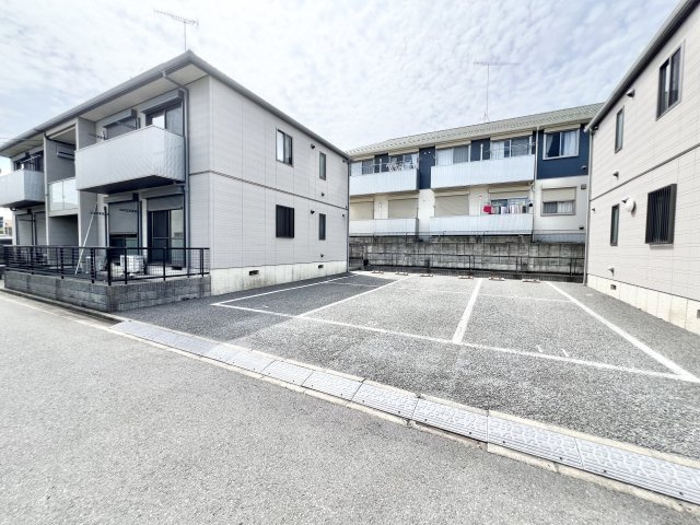 エバーグリーン 八番館の駐車場