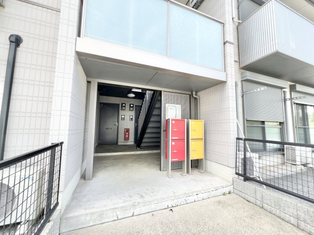 エバーグリーン 八番館のエントランス