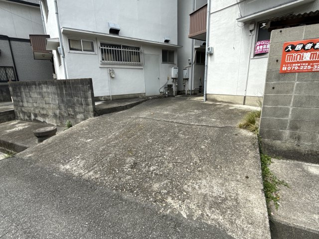 名古山町貸家　中東の駐車場