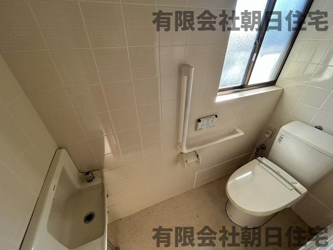 【トイレ】 | 邑生町中古戸建 | 清潔感のあるトイレです