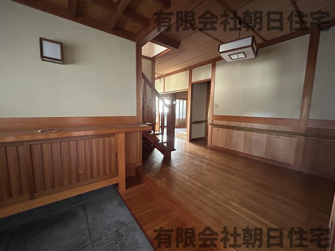 【玄関】 | 邑生町中古戸建 | ゆったりとした玄関です