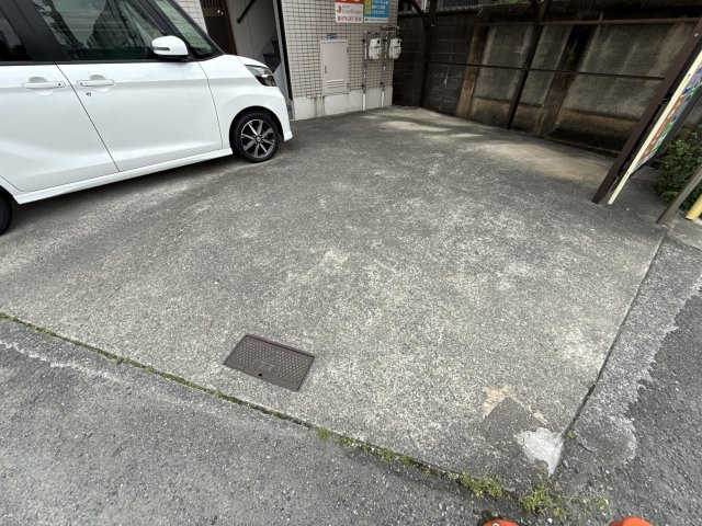 ラフィーネ北八代の駐車場
