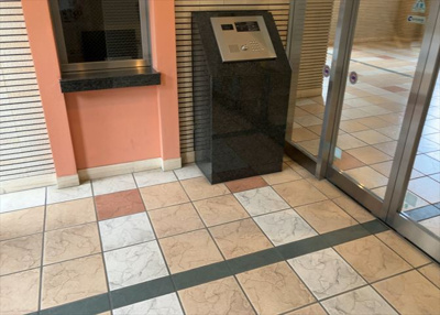 【エントランス】 | サンクレイドル西八王子アリア | マンションのエントランスには、もともと風よけや防犯の役割がありますが、マンションによって宅配ボックスなどの設備が備わっている所もあります。日々の生活をイメージしながら生活しやすさをチェックしましょう。