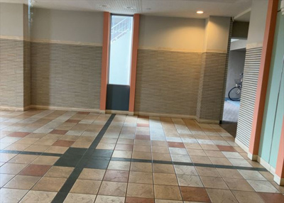 【ロビー】 | サンクレイドル西八王子アリア | ラウンジは、マンションの共用スペースに椅子やテーブルなどを配置した利用者が寛げる空間です。屋内型ラウンジと屋外型ラウンジがあります。共用部分の管理状況と合わせて、詳細については現地でご確認ください。
