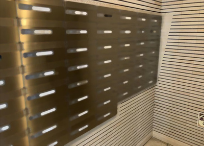 【設備】 | サンクレイドル西八王子アリア | エントランス付近に設置されている集合ポストは、住んでいる部屋と離れているため、ポストをあさるなど誰かに何かされていても被害に気づきにくいです。入居する時には他人に特定されにくい番号で鍵をかけましょう！