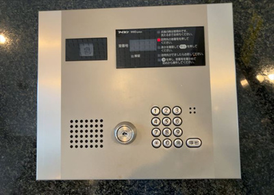 【防犯設備】 | サンクレイドル西八王子アリア | 室内の防犯設備もチェックしましょう！モニター付きインターホンが設置されているか、防犯シャッターが設備されているか、ベランダに人が上がってきにくい高さかなどチェックしておくと入居後も安心できるでしょう。