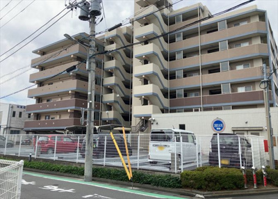 【外観】 | サンクレイドル西八王子アリア | 隣家の土地はどうなっているのか、生活利便施設が近くにあるのか、学校まで近いかなど、お客様のライフスタイルにあわせたイメージが重要です。また、近くにあると困る施設が近くにないかも確認するといいでしょう。