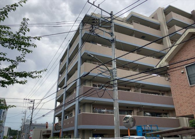 【現況写真】 | サンクレイドル西八王子アリア | 道幅が広い場所は日当たりや風通が良好です。幅が広いのですれ違いも可能ですし大きな車でも駐車可能！一方で、大型車が通ることも多くなるため交通量の増加により騒音に繋がります。また土地の値段が高くなります。