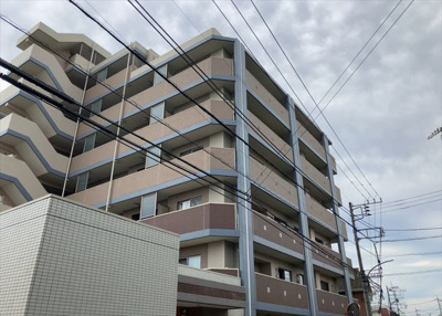 【バルコニー】 | サンクレイドル西八王子アリア | 一般的なバルコニーは、奥行1.5ｍ程ですが、ワイルドバルコニーは2ｍまで広がっています。そのため洗濯物の間隔をあけ干すことができ、乾きやすいというメリットや、ガーデニングが楽しめる等の特徴があります。