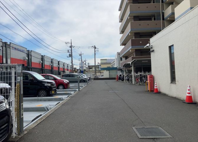 【駐車場】 | サンクレイドル西八王子アリア | 車一台あたりに必要なスペースは、標準サイズの普通自動車で横幅2m50cm、長さ5mは必要になります。ただし、乗降のことも考慮して横幅3m30cm、長さ5m50cmほどは確保できるところを選びましょう。