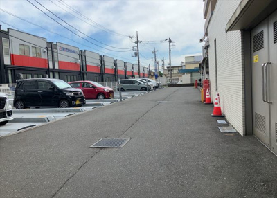 【駐車場】 | サンクレイドル西八王子アリア | 駐車場と明記されていても、最小スペースでつくられた駐車場だと大型車は駐車できなかったり、出入りしにくくなったりする可能性があります。お車のサイズと購入したい物件の駐車場のサイズを現地で確認しましょう。