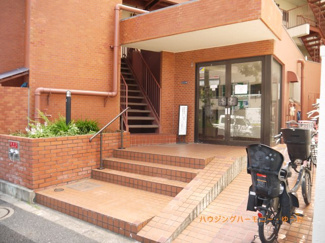 【エントランス】 | タイル張りの綺麗なエントランスです。