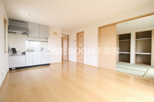 フローラルビレッジⅠ番館の居間・リビング